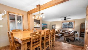 Interior - Charming 5-bedroom cabin in Big Bear perfect for your getaway (Big Bear)