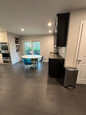 Microwave, oven, stovetop, dishwasher - World Cup 7BR Home, 13m to Metlife, Access to NYC and yard (Teaneck)