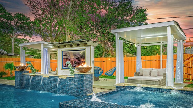 A swimming pool with a hot tub and a covered seating area. - Empress Outdoor Luxury Villa (Houston)