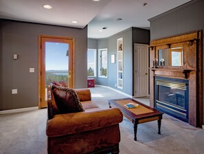 Living area - Nigh Hawk (Eastsound)