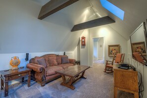 Living area - Nigh Hawk (Eastsound)