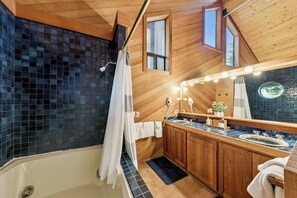 Douche, sèche-cheveux, serviettes fournies