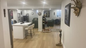 Lobby - Executive 1250sqft Legal Suite - Modern, Furnished & Private in Meadowlands (Hamilton)