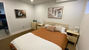 Room - Executive 1250sqft Legal Suite - Modern, Furnished & Private in Meadowlands (Hamilton)