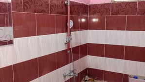 Een badkamer met een bad, een wastafel en een toilet.