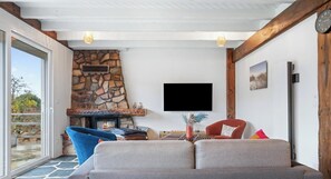 TV, fireplace - Gîtes de France® - VILLA PANACOTTA (PETIT CAUX)
