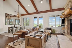 TV, fireplace - Luxury Cabin style home on Lake Travis' Northshore (Jonestown)