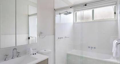 Jesbellerai Villa- Caves Beach Resort