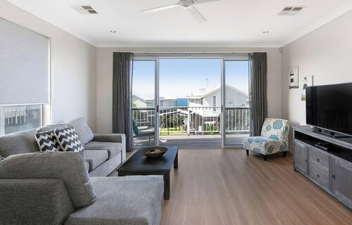 Jesbellerai Villa- Caves Beach Resort
