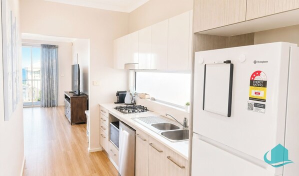 Coffee/tea maker, fridge, microwave, stovetop