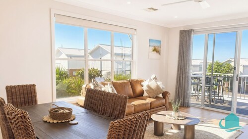 Jesbellerai Villa- Caves Beach Resort