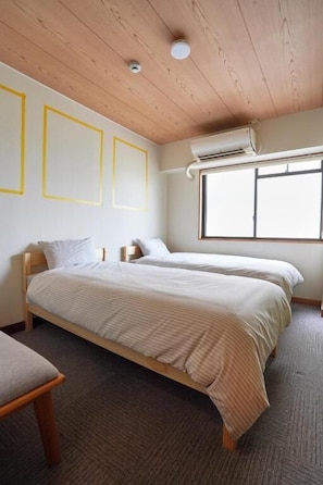 ห้องทวิน, เตียงเดี่ยว 2 เตียง, ปลอดบุหรี่, วิวแม่น้ำ | ผ้าม่านกันแสง, Wi-Fi ฟรี