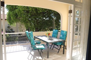 Outdoor dining - Vrbo Property (Willemstad)