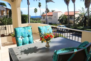 Outdoor dining - Vrbo Property (Willemstad)