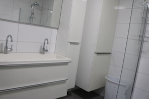 Douche, sèche-cheveux, serviettes fournies, savon