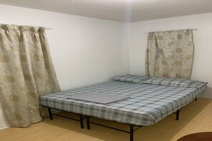 Room - 588 Hotel Suites (Toronto)