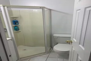 Deluxe Room | Bathroom - 588 Hotel Suites (Toronto)