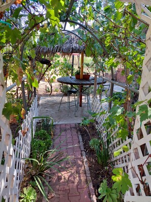 Outdoor dining - Red Loft House in San Antonio de las Minas BC (Villa de Juárez)