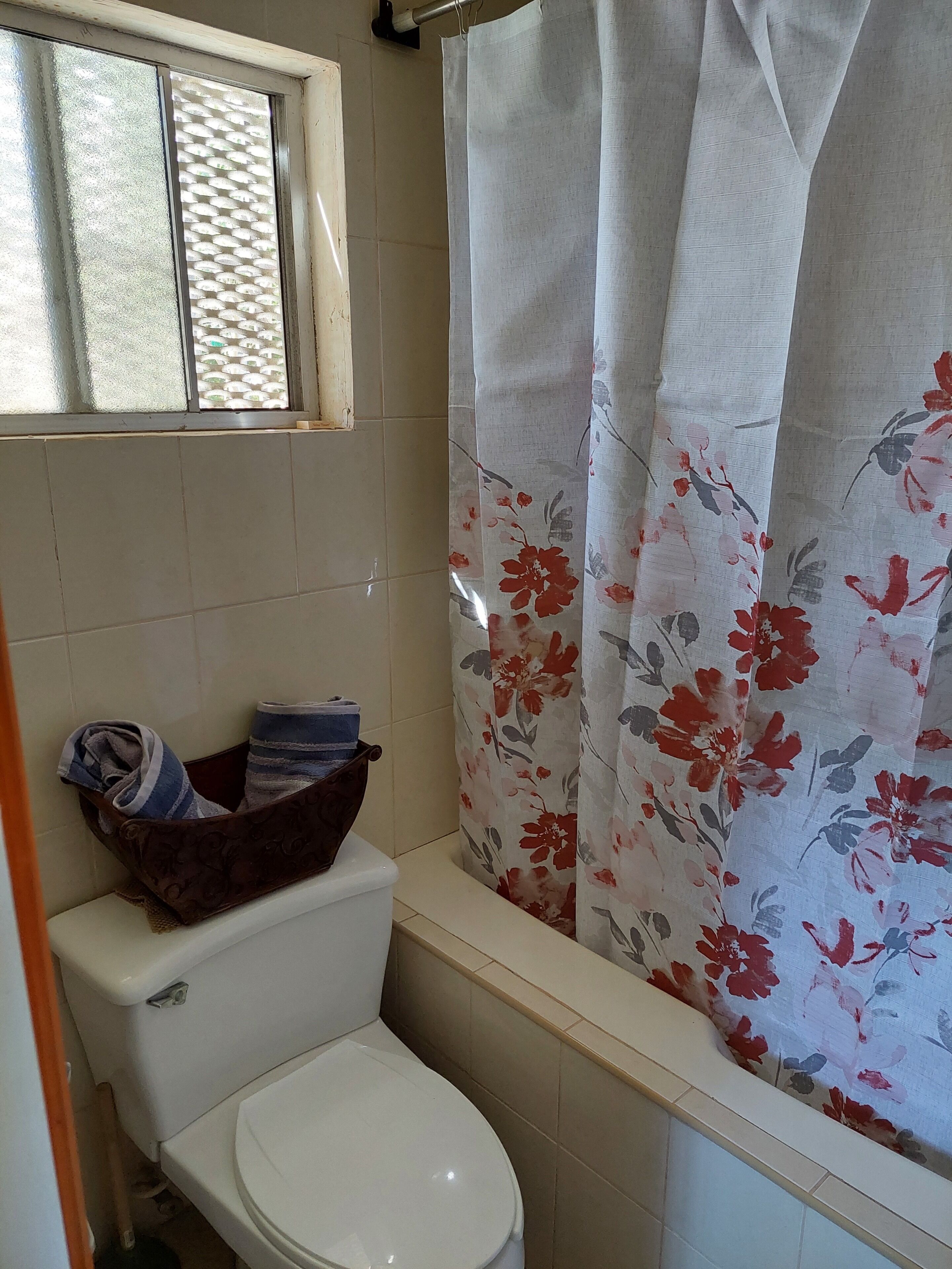 Een douche, handdoeken, zeep, shampoo