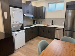 Private kitchen - Rocky Ridge Retreat — Your Gateway to the Rockies (Calgary)