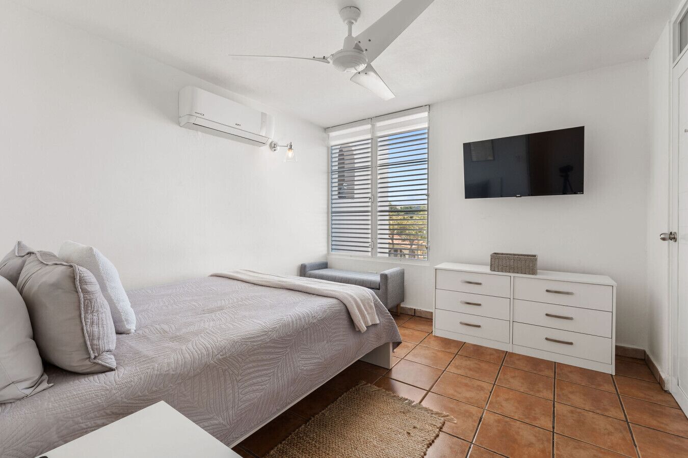 Escrivaninha, ferros/tábuas de passar roupa, Wi-Fi, roupa de cama
