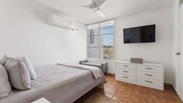 Escrivaninha, ferros/tábuas de passar roupa, Wi-Fi, roupa de cama