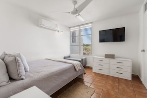 Desk, iron/ironing board, WiFi, bed sheets - Beachfront apt with amazing views (Stella)