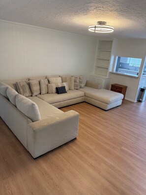 Living area - Perfect Single Family 4 Bedroom home with AC in Conroe near The Woodlands mall (Conroe)