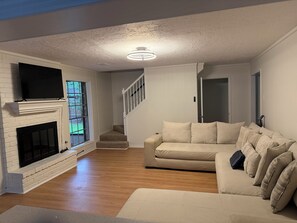 Living area - Perfect Single Family 4 Bedroom home with AC in Conroe near The Woodlands mall (Conroe)