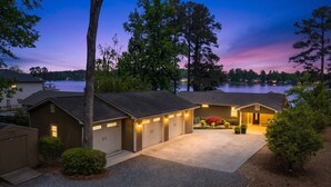 Une propriété résidentielle dotée d’un garage, d’une allée couverte et offrant une vue sur le lac.