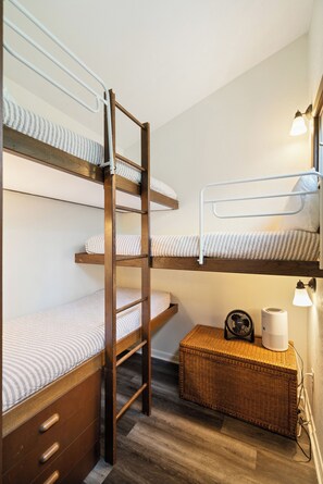 3 habitaciones, tabla de planchar con plancha, wifi y ropa de cama 