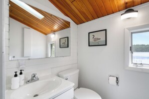 Douche, sèche-cheveux, serviettes fournies, savon