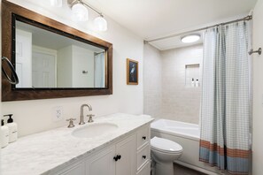 Bathroom - Peaceful 3-bedroom townhome on Martin Lake,Gaylord, near Boyne Mountain (Gaylord)