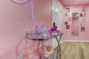 Interior - Pink Outside the Box – Houston’s girly getaway! (Houston)