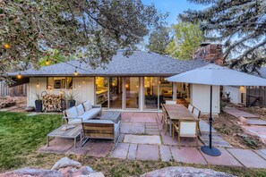 Outdoor dining - Alpine Modern 4BR/3.5BA with hot tub near hiking trails, CU and downtown (Boulder)