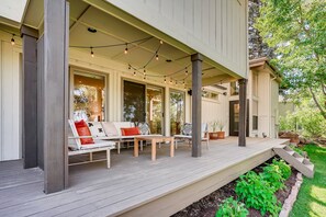Terrace/patio - Alpine Modern 4BR/3.5BA with hot tub near hiking trails, CU and downtown (Boulder)