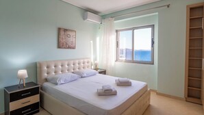 Une chambre à coucher avec un lit, une table de chevet et une fenêtre donnant sur un beau paysage.