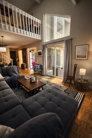 Living area - Ken Caryl Luxury Town House (Littleton)