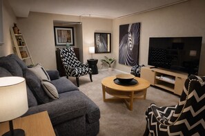 Living area - Ken Caryl Luxury Town House (Littleton)