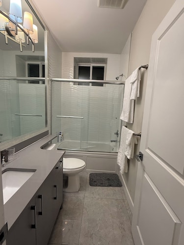 Quiet Two Bedroom Private Suite with Self Check In and Laundry