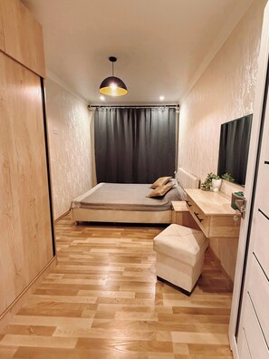 2 bedrooms, iron/ironing board, internet