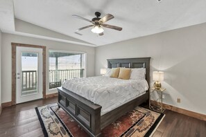 5 bedrooms, desk, free WiFi, bed sheets - NEW Waterfront | 5BR | Balcony Views | Swim & Fish | Ping Pong & Games | Lake Conroe (Montgomery)