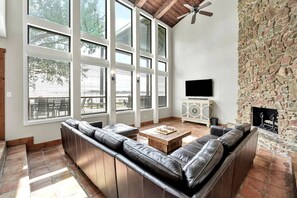 Smart TV, fireplace, ping pong, books - NEW Waterfront | 5BR | Balcony Views | Swim & Fish | Ping Pong & Games | Lake Conroe (Montgomery)