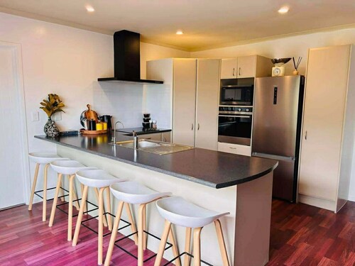 Large Private Holiday Home - Alexandra Central - Close to River