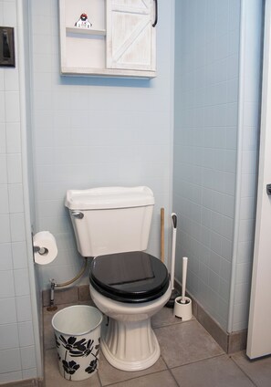 Bathroom - Little Skogg Homestead, near Jasper National Park (Hinton)