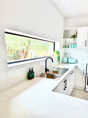 Private kitchen - Renovated Family sized Retreat with everything you need. (Lightning Ridge)