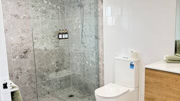 Douche, sĂšche-cheveux, serviettes fournies, savon