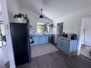 Private kitchen - Billy Goat Cottage – Peaceful Country Escape Near Crescent Head (South Kempsey)