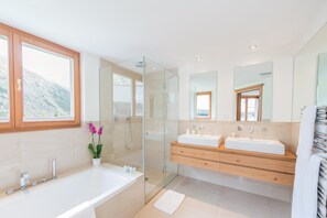 Shower, hair dryer - Casa D'Amore, Apartment Hörnli (Zermatt)