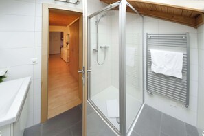 Shower, hair dryer - Haus Brigitte, Apartment Dufour (Zermatt)